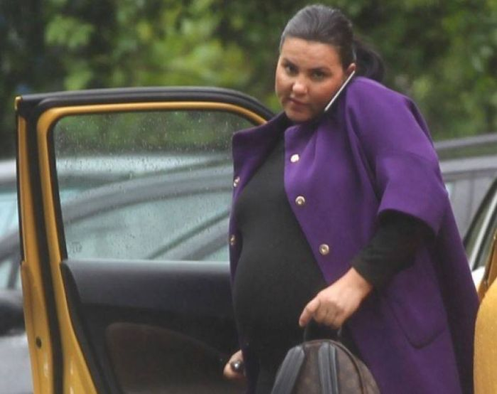 Cum arată Lavinia Pârva, la 3 luni după ce a născut. Soția lui Ștefan Bănică Jr a ieșit în oraș într-o rochie foarte scurtă și trecătorii și-au dat coate când au văzut-o