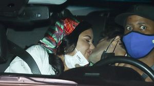 Scene fierbinți între Demi Lovato și logodnicul ei! În spatele șoferului lor, cei doi și-au dat măștile jos și…