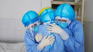 Un colectiv de medici şi o fabrică de textile din România au început să fabrice echipamente de protecţie împotriva COVID-19