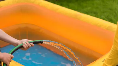 Cum au murit electrocutați lângă piscină un copil şi tatăl său, veniţi în vacanţă la rudele din România