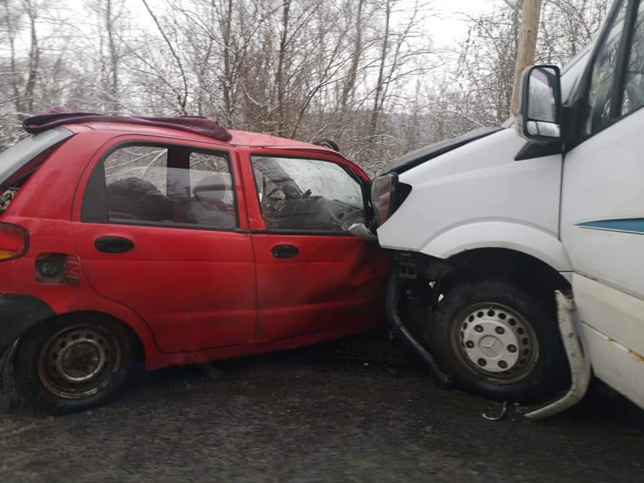 Accident cu două persoane decedate în Sibiu, după ce un autoturism s-a ciocnit cu un microbuz