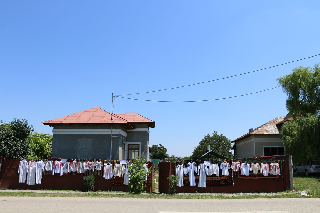 Iile sunt întinse pe garduri la Cezieni, să le poată admira toată lumea