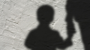 Pedofil de 74 de ani, prins de polițiștii din Iași. Victime i-au fost două fetițe, de 7 și 9 ani