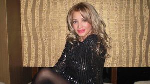 Sexy avocata de la Timisoara a socat pe toata lumea cu noua sa masina! vezi cum reactioneaza barbatii cand o vad!