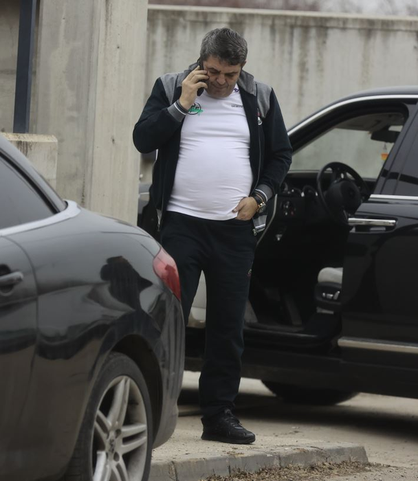 "Regele brutarilor" vorbește la telefon (Foto: CANCAN.RO)