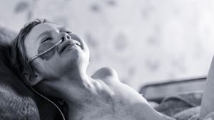 O fetiţă de 4 ani a fost diagnosticată cu cancer în fază terminală! Tatăl micuţei a surprins în imagini adevărata faţă a cumplitei boli. GALERIE FOTO COPLEŞITOARE