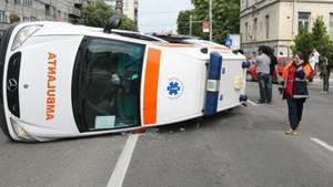 Accident incredibil! O ambulanţă s-a răsturnat în centrul Capitalei! Patru persoane au fost ranite
