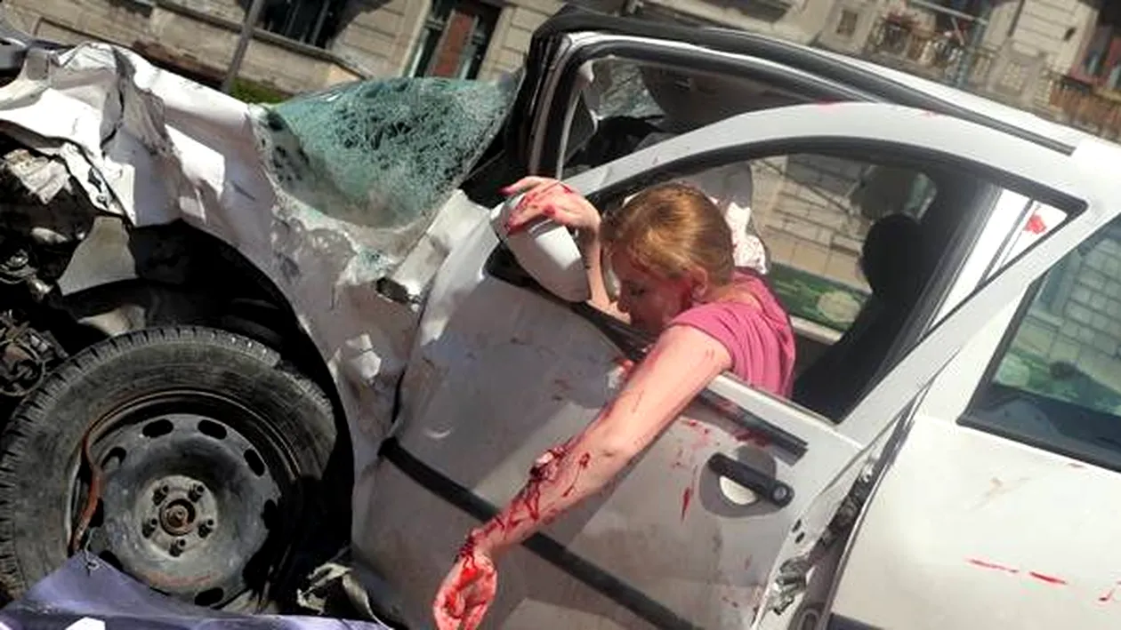 FOTO - Imagini horror pe străzile din Timişoara. O maşină contorsionată cu tot cu victima decedată, plimbată prin oraş 