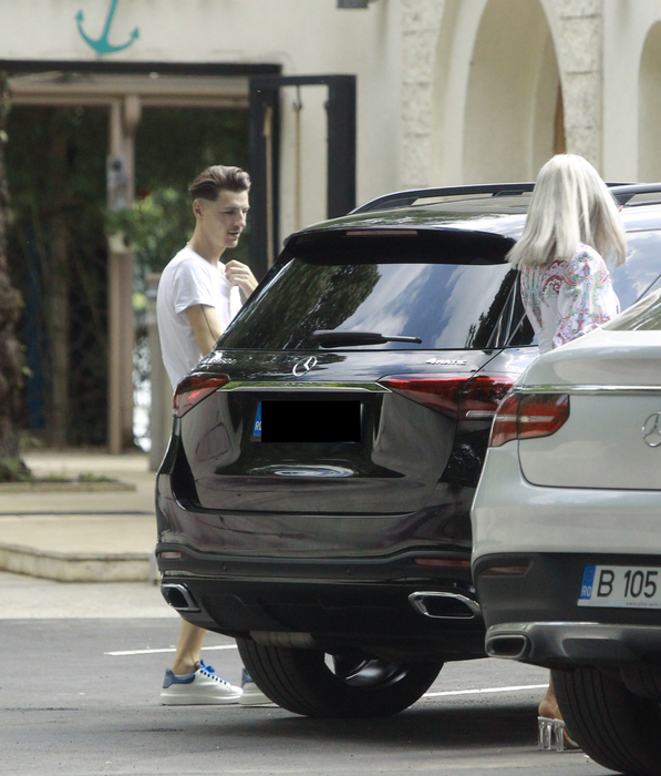 Bianca Drăgușanu și-a luat șofer tinerel, cu care împarte rolul de "bonă" pentru cățel