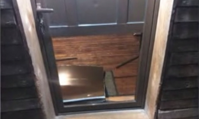 Un urs a coborât la cabana Postăvaru, a forţat uşa şi a furat o cutie cu bomboane!