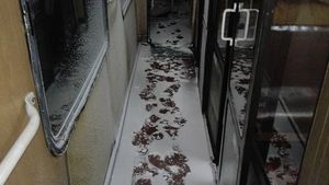 „Parcă suntem pe pârtie!“ Acest bărbat le-a arătat tuturor zăpada de câţiva centrimetri dintr-un tren cu destinaţia Cluj-Napoca