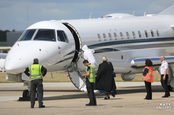 Cântăreaţa celebră, pozată aşa pe aeroport! A încercat să…