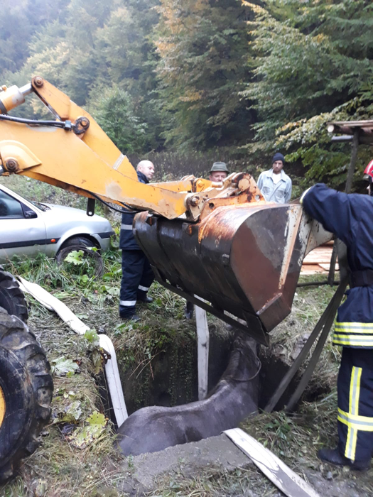 Pompierii maramureșeni au scos calul din bazin cu ajutorul unui utilaj greu