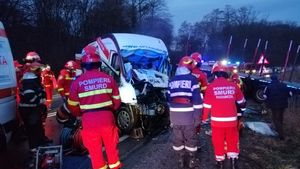 Accident înfiorător în Sibiu! Doi oameni au murit după ce un TIR şi un microbuz s-au ciocnit