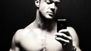 Incredibil de sexy! Victor Slav da fetele pe spate! Uite cum arata dezbracat!