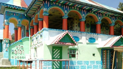 Casa dintr-o comună vâlceană, ce pare de turtă dulce! Care este motivul pentru care arată în acest fel