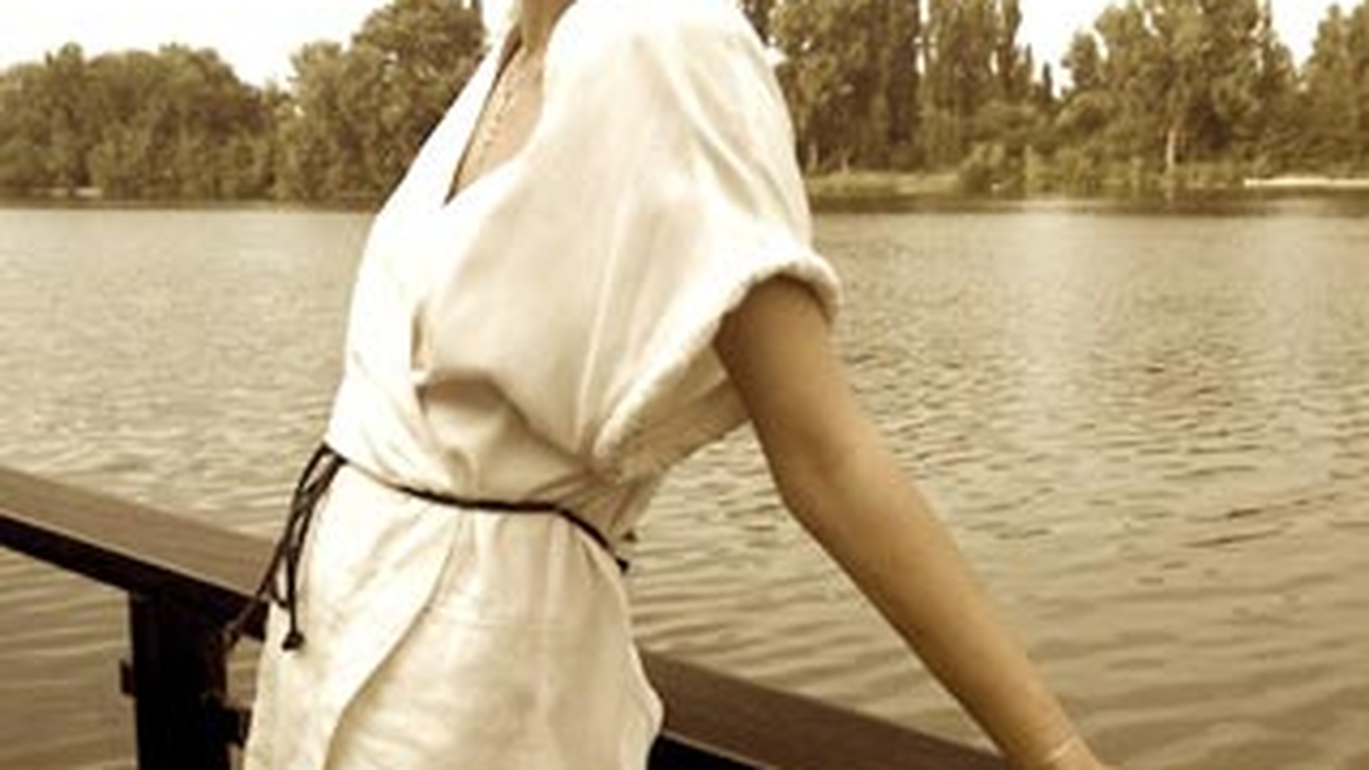 Are sau n-are Laura Cosoi ceva pe sub rochia aceasta? Uite ce pictorial sexy a facut fosta iubita a lui Smiley pe ponton!