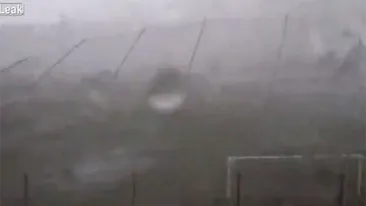 Stadion distrus de o mega tornada! Imagini incredibile surprinse chiar in mijlocul furtunii!