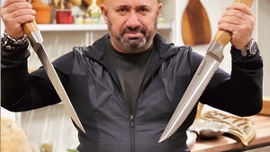 „Chef Cătălin Scărlătescu s-a băgat în mine. Sunt o femeie”. Blonda celebră care s-a pierdut din cauza gestului făcut de unul dintre jurații „Chefi la cuțite”