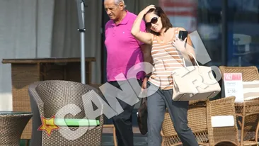 A venit de la Paris in buruienile de la Cobia. Uite-l pe maestrul Gheorghe Zamfir cum, din bucata lui de paine, hraneste un om si-un caine!