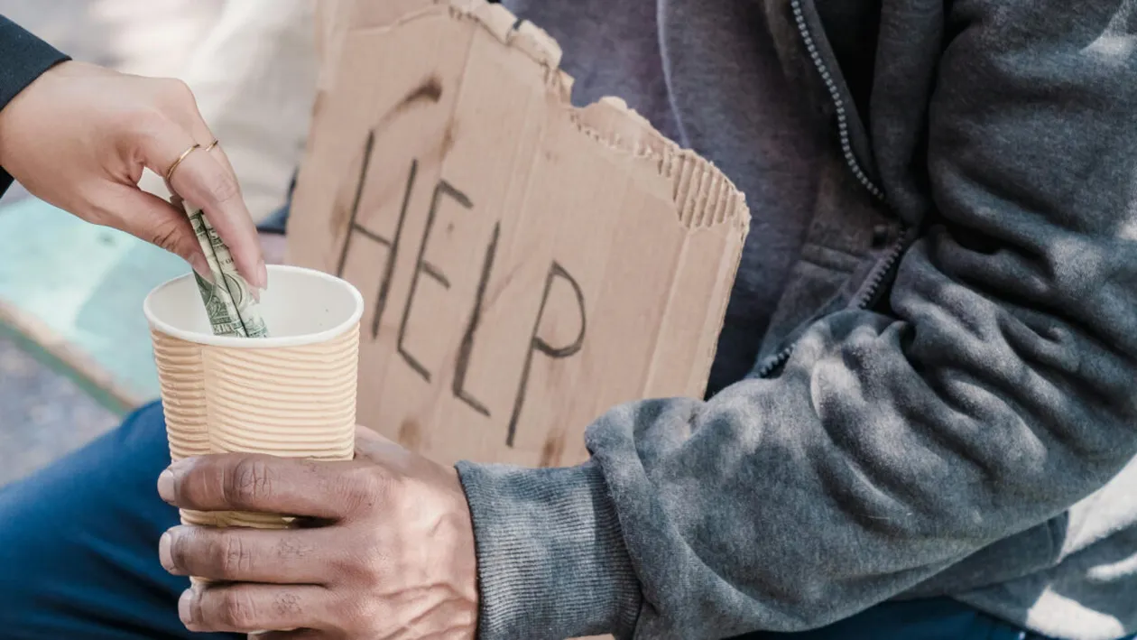 Cerșetorul român care i-a uimit pe polițiștii italieni! Câți bani au găsit carabinierii în buzunarul său