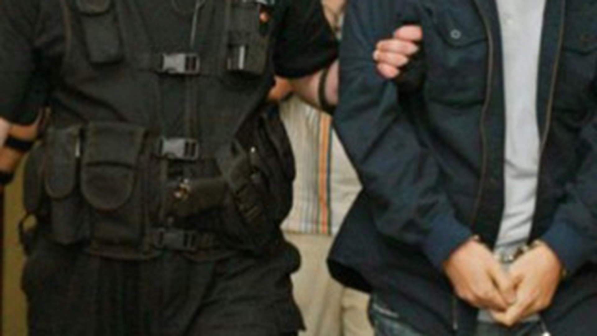 Un ofiter SRI si un prim-procuror sibian, retinuti de procurorii DNA pentru fapte de coruptie