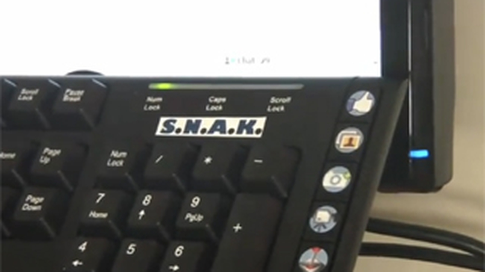 VIDEO Inventie inedita! A fost conceputa tastatura Facebook