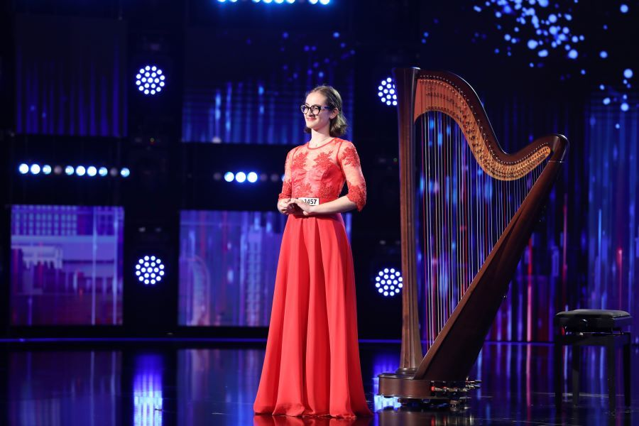 Daria Batschi i-a impresionat pe jurați și a primit al cincilea Golden Buzz. Cine este ”fata cu harpa”