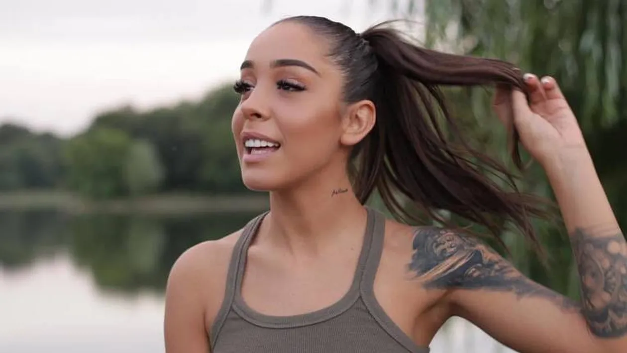 Libelula lui Speak și-a pozat sfârcurile în camera de hotel! Cum a reacționat cântărețul