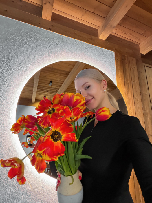 Cum arată apartamentul de lux în care locuiește Carmen Grebenișan! Influencerița a schimbat macazul: „M-am lăsat de stilul industrial”