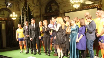 Au facut gramada in jurul unui platou cu mancare! Rugbystii Nationalei Romaniei au mancat pe genunchi la un hotel de lux!