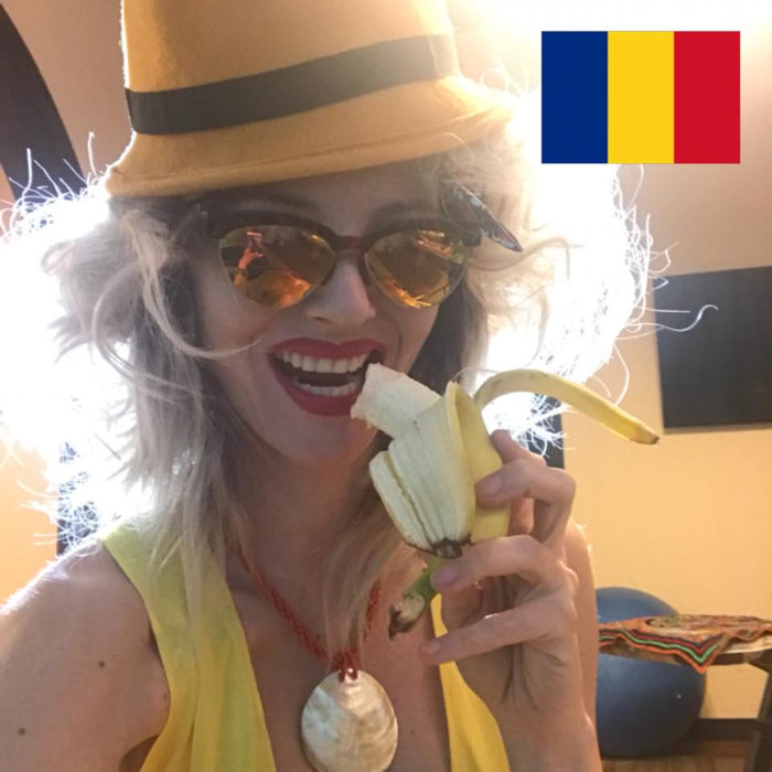 Blonda certată de o pensionară pentru că ”i se vede p..a” este chiar solista lui Goran Bregovic! Anca a pozat și în Playboy