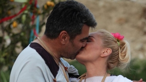N-au mai rezistat şi au dat frâu liber pasiunii! Marcel Toader şi soţia sa, amor nebun în faţa camerelor de la „Ferma Vedetelor“