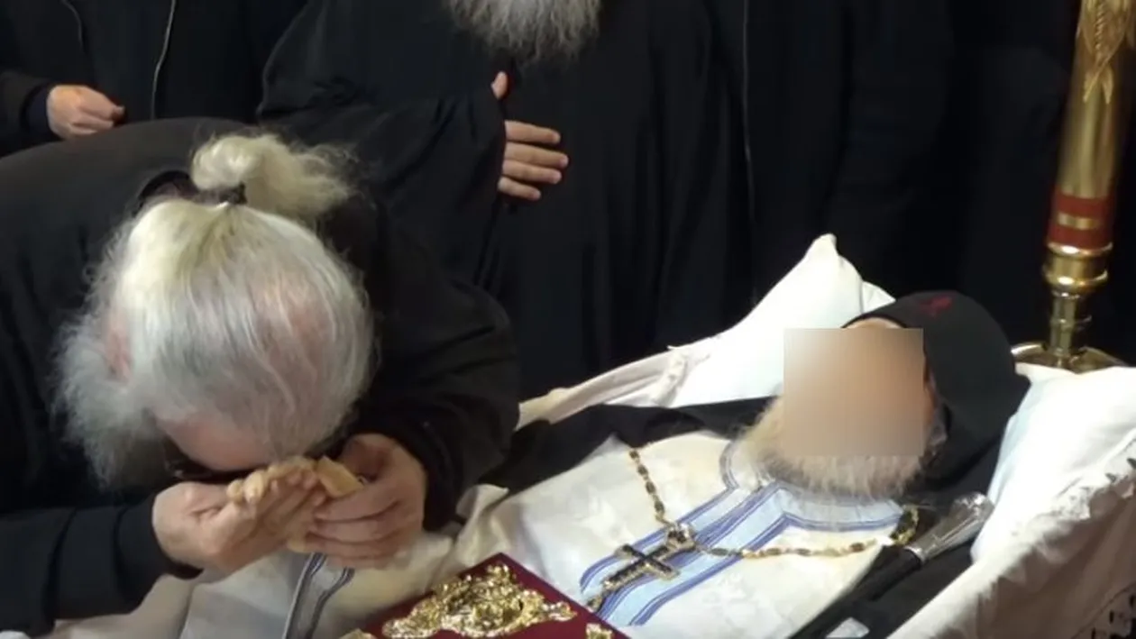 Credincioșii cred că este un miracol! Părintele Nectarie și-a mișcat mâna în coșciug, în timpul slujbei de înmormântare