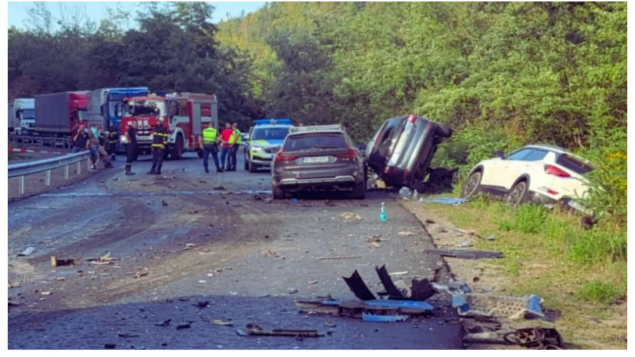 Doi români au murit într-un accident rutier grav din Bulgaria. Mașinile lor au fost spulberate de un camion