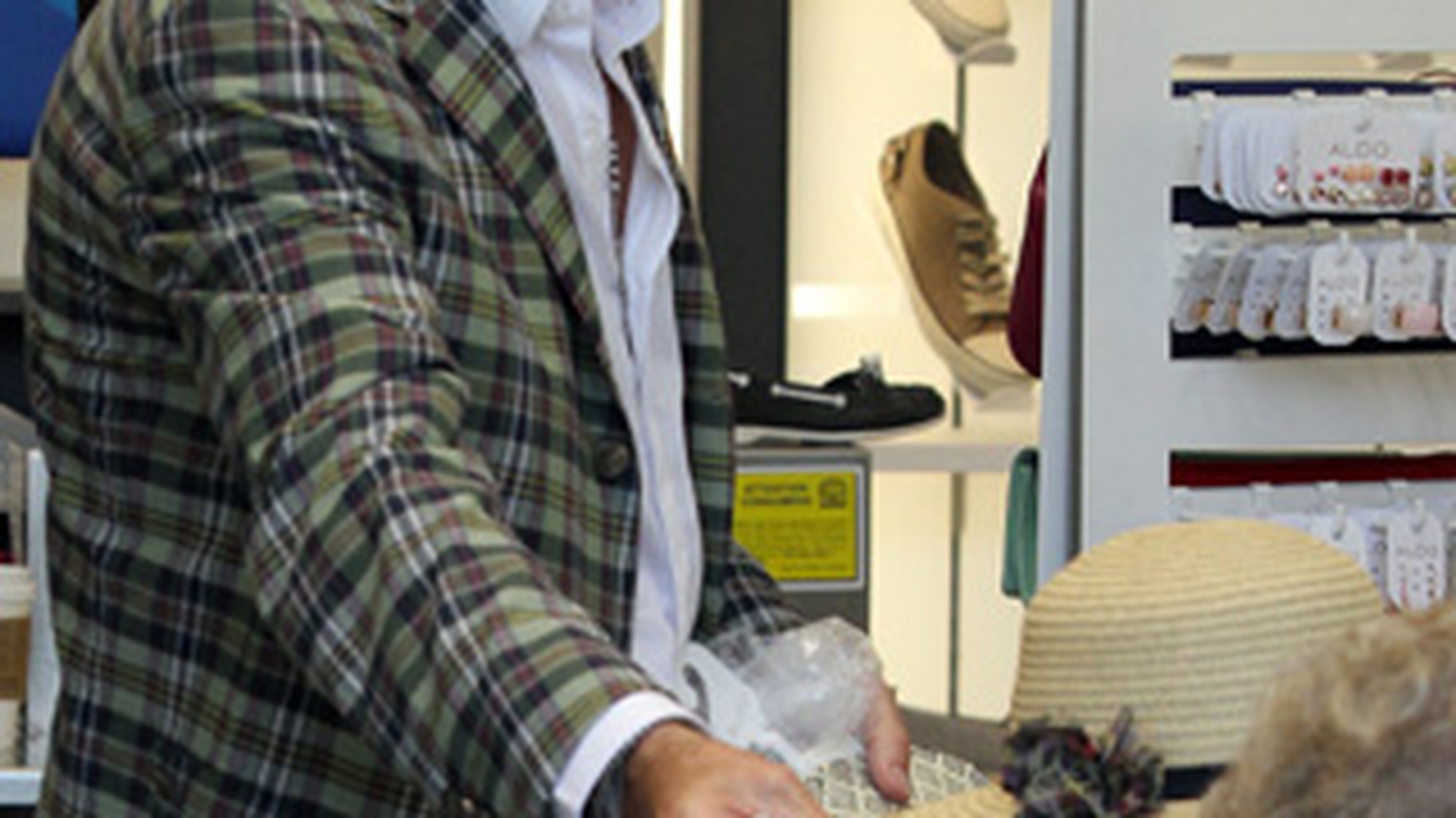 Rod Stewart si-a scos rudele la shopping, in Beverly Hills! Si-a ajutat familia sa-si aleaga pantofii si palariile potrivite!
