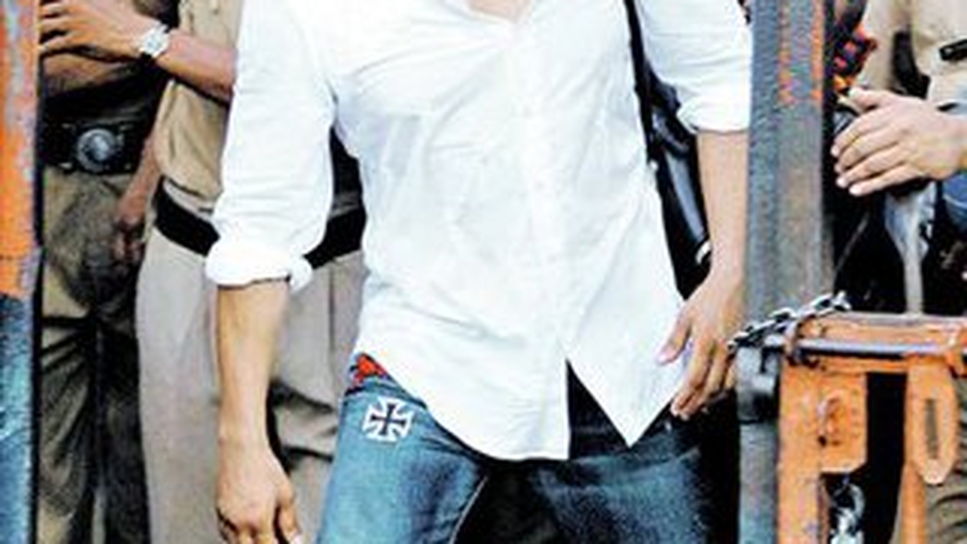 Pe Salman Khan il puteti vedea de astazi in "London Dreams", din cadrul colectiei "MARI FILME INDIENE", lansata de CANCAN. Un star urmarit de ghinioane