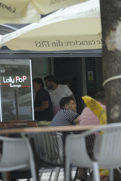 Victor Slav la cafenea, alături de o femeie misterioasă