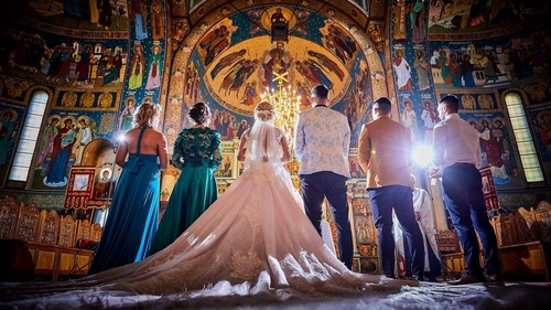 Câţi bani trebuie să dai la biserică pentru o nuntă, în 2023? Taxa de cununie religioasă o plătesc naşii
