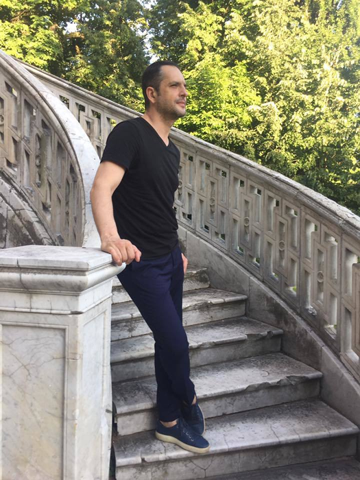 MĂDĂLIN IONESCU nu s-a mai putut abţine şi a fotografiat-o pe soţia lui, în timp ce îşi alăpta fetiţa, în public:,,Aţi luat-o razna rău de tot? În ce lume trăiţi?‘’