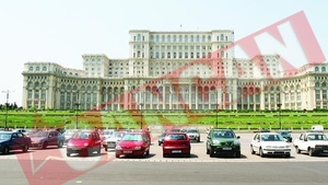 Pusa de Elena Ceausescu sa coasa goblenuri pentru Casa Poporului