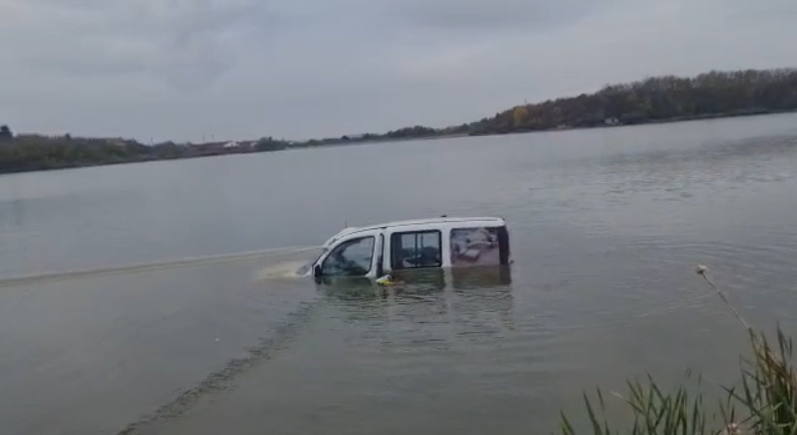 Incident neobişnuit la pescuit. Au adormit în maşină pe baltă şi autoturismul a luat-o la vale
