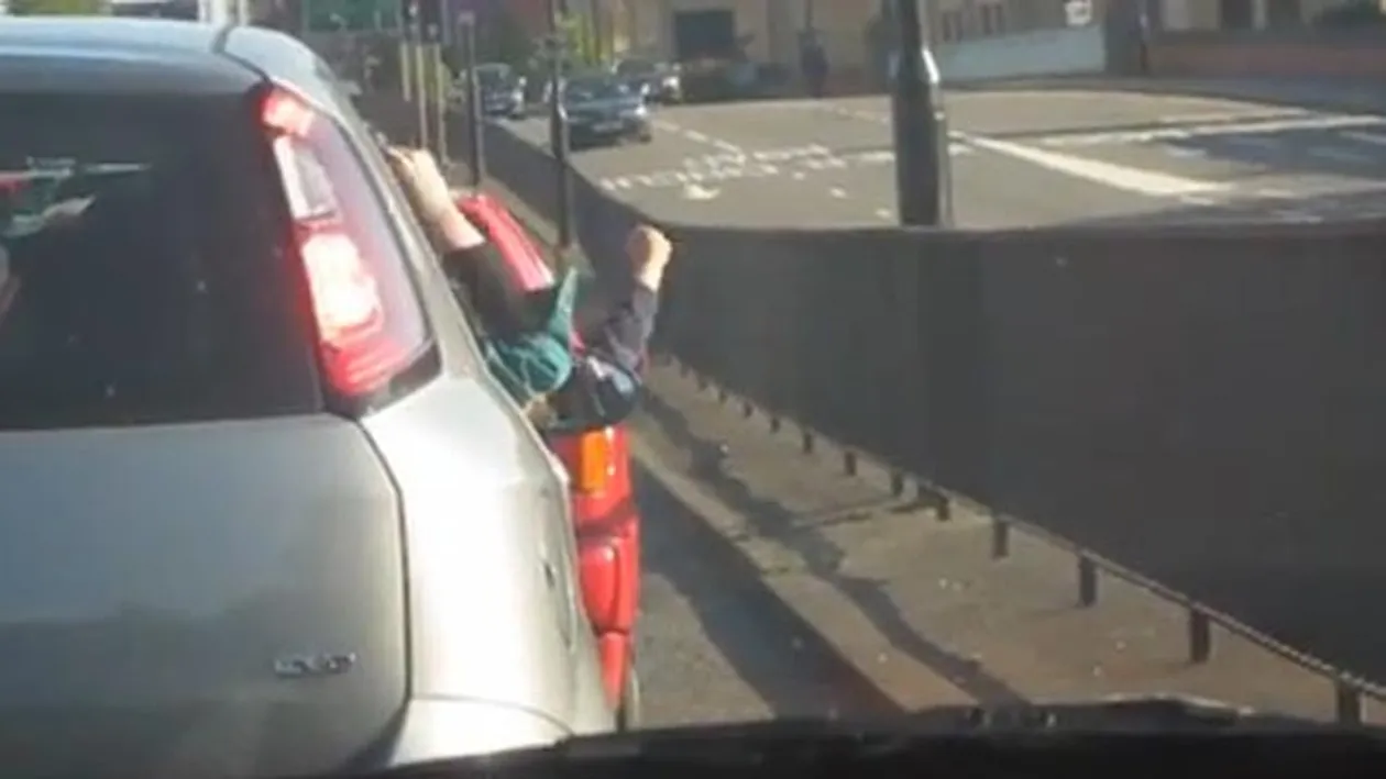 Ce au putut sa faca doi pasageri in trafic in timp ce erau blocati in aglomeratie! Gestul facut de ei