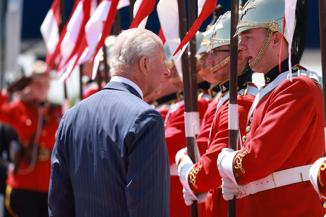 Regele Charles inspectează garda de onoare în fața clădirii Senatului din Ottawa marți, 27 mai 2025. Foto: Profimedia