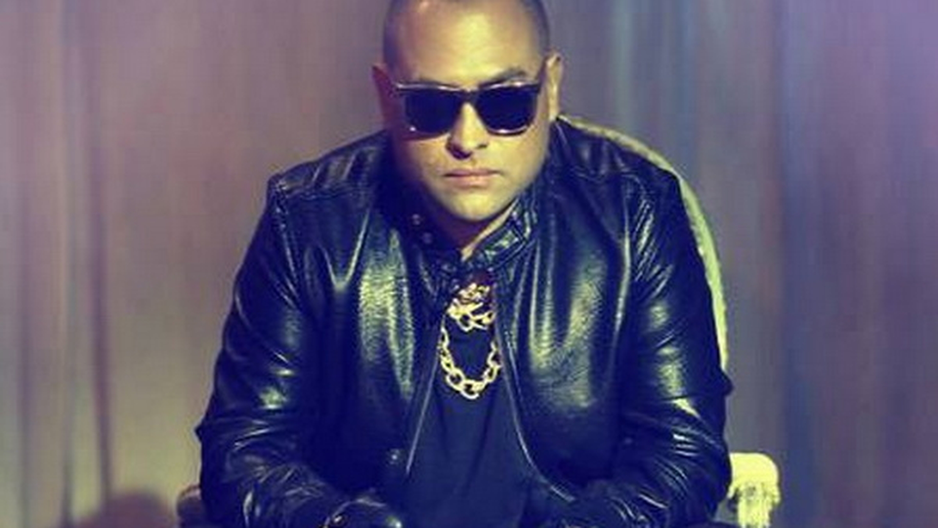 Scandal in showbiz! Un artist roman este santajat! "O sa-ti blochez pagina oficiala si numele de scena daca nu..."