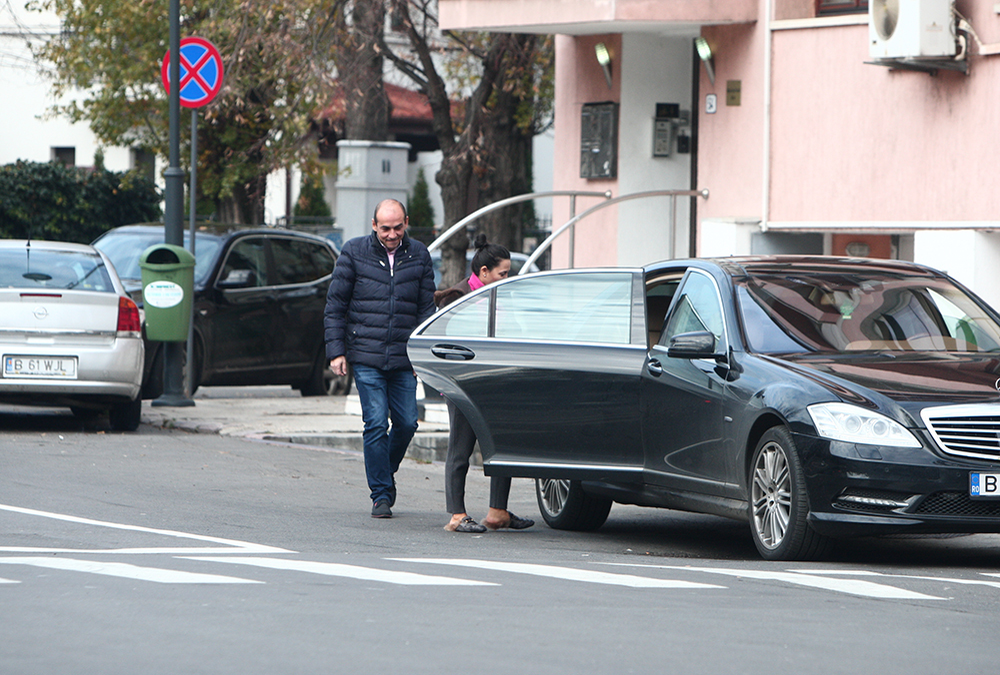 Şoferul face o grimasă de genul "Am comis-o!"