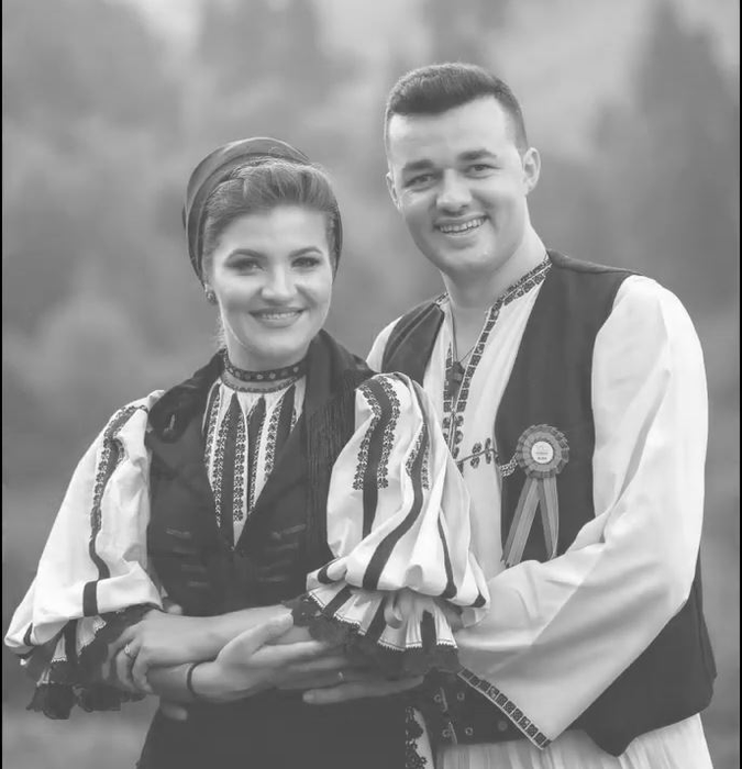 Imagini copleșitoare de la înmormântarea lui Dumitru Stroie. Ce mesaj au scris părinții cântărețului pe coroana de flori | FOTO & VIDEO