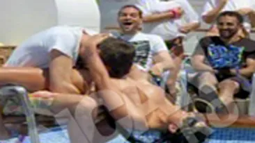 VIDEO Uite-l pe barbatul care a stat intre sanii Danielei Crudu pe Vaporul Iubirii!