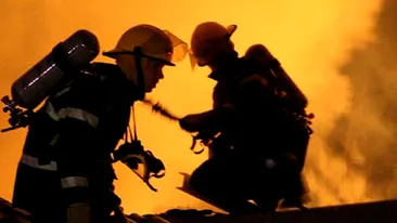 Un incendiu a izbucnit marţi noapte la un depozit de jucării din Voluntari! Focul a fost stins de pompieri după şapte ore