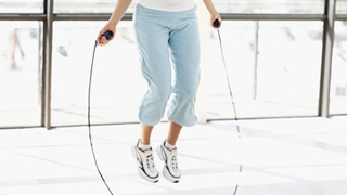 Ioana Ginghina te invata cum sa sari coarda! Combina tonifierea cu exercitiile cardio dupa indicatiile ei!